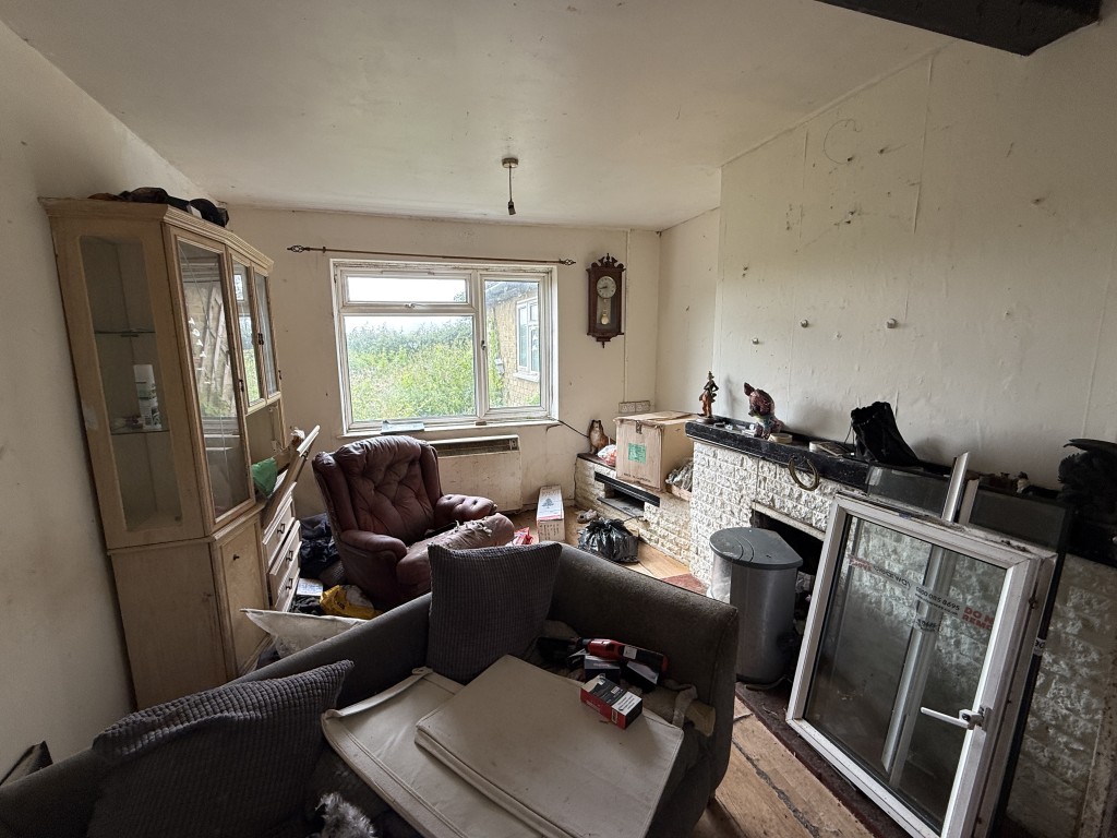 Lot: 132 - RURAL SEMI-DETACHED HOUSE IN NEED OF COMPLETE REFURBISHMENT - Dining Room